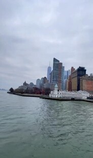 海上视角的城市天际线