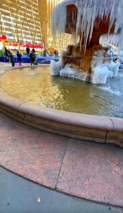 城市广场中的圆形喷泉景观