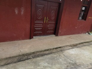 红墙木门的街边景象