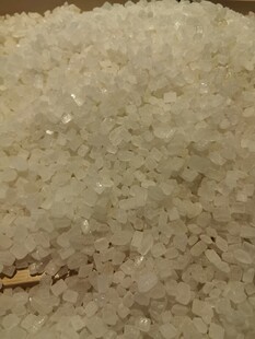 白色颗粒状晶体物质