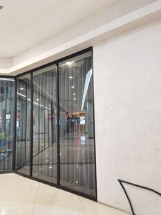 现代简约玻璃隔断办公空间