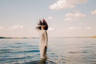 女子于水边飘逸舞动