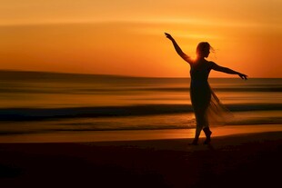 夕阳下海边伸展的身影