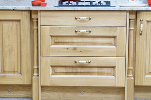 浅色木质厨房抽屉橱柜