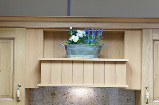 木质橱柜上的鲜花装饰