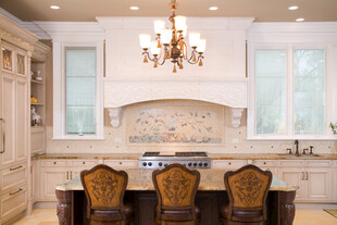 现代奢华厨房与精致吊灯