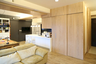 日式简约风客厅与厨房一角