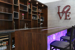 时尚酒吧吧台与酒架场景