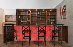 复古吧台与高脚凳组合