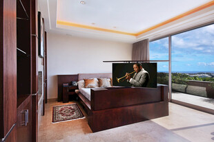 现代风格卧室带大窗视野