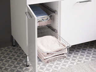 白色抽屉柜内叠放的织物