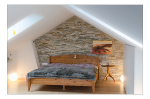 阁楼温馨木质床卧室场景