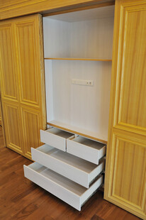 木质衣柜带抽屉储物设计