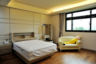 现代简约风格温馨卧室