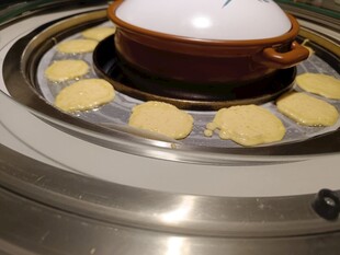 锅中煎制的美味小饼