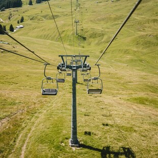 山间缆车穿梭于绿野之上