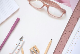 简约文具与眼镜桌面场景