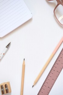 简约桌面的多样文具