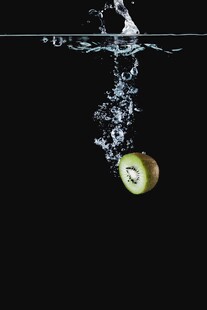 猕猴桃入水瞬间