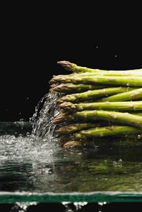 芦笋入水溅起晶莹水花