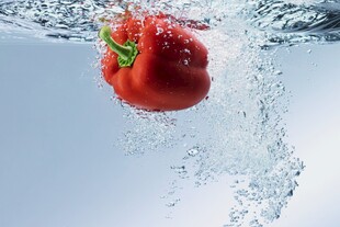 红甜椒入水瞬间