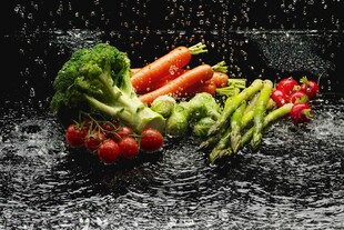 新鲜蔬菜在水花中闪耀