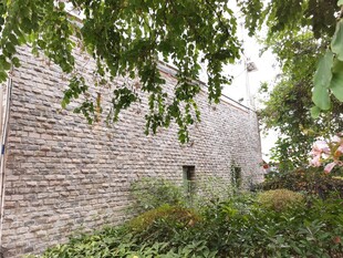 石砌建筑旁的绿植景致