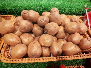 筐中新鲜土豆堆成小山