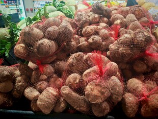 新鲜生姜堆成小山售卖