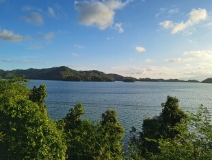 茂名电白罗湖畔青山绿树蓝天美景