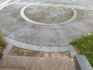 环形步道旁的草地与台阶