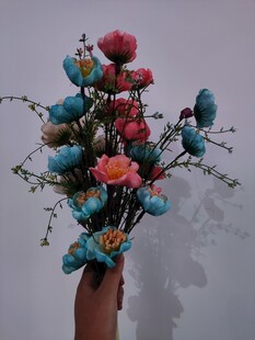 多彩手捧花绽放浪漫气息