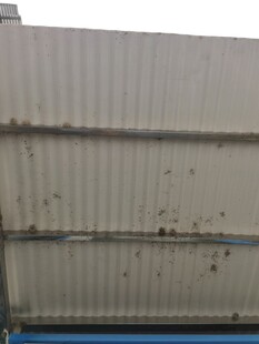 生锈的金属波纹板