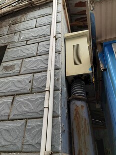 老旧电表箱与管线设施