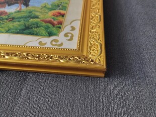 金色雕花画框近景特写