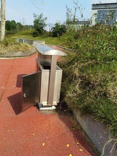户外路边的金属垃圾桶