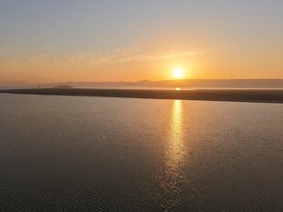 夕阳下的平静水面