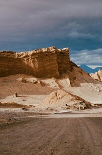 沙漠中的壮丽土丘景观