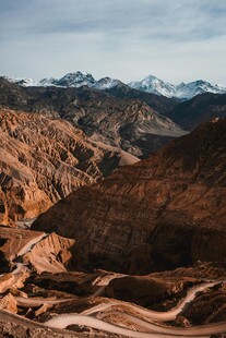 壮丽山谷与远处雪山景观