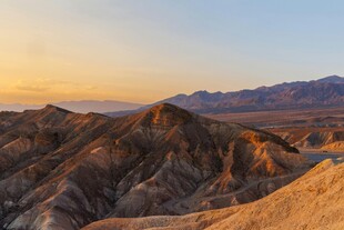黄昏时的壮丽荒漠山脉