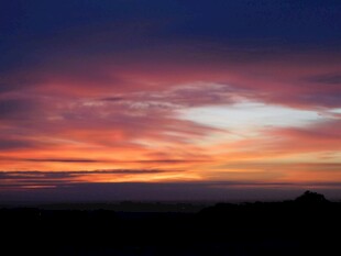 壮丽晚霞中的天空美景