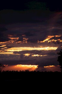 黄昏时分的绚烂天空