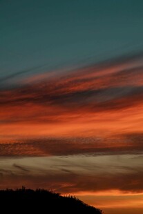 绚丽晚霞中的山峦剪影