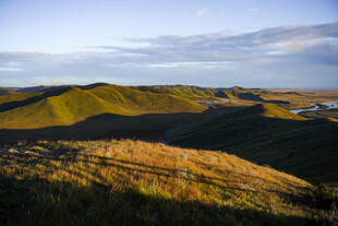 黄昏下起伏的川西高原山丘美景