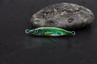 绿色金属路亚饵与石头