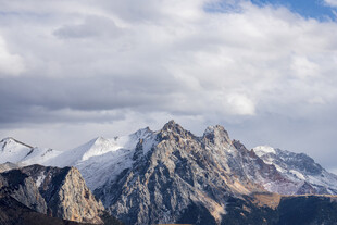 巍峨雪山壮丽景观