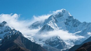 巍峨雪山云雾缭绕美景