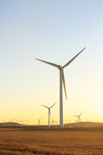 夕阳下的风力发电机组