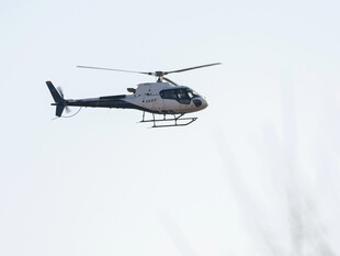 空中飞行的直升机