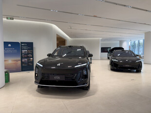 展厅中的炫酷黑色汽车